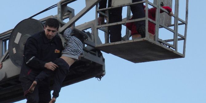 Yangında Binada Mahsur Kalan 11 Kişiyi İtfaiye Kurtardı