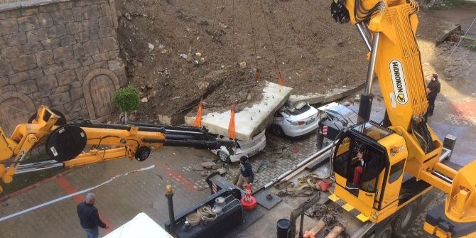 İstinat Duvarının Altında Kalan Araçları, Kendi İmkanlarıyla Kurtardılar