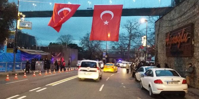 Gece Kulübünün Bulunduğu Caddeye Dev Türk Bayrağı Asıldı