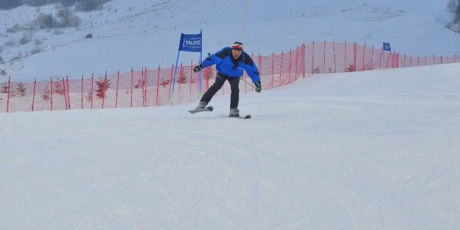 Yıldız Dağı’nda Kayak Yarışmaları Nefes Kesti