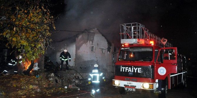 Yaşlı Çiftin Evi Gece Yarısı Küle Döndü