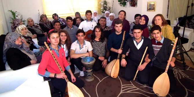 Gençler, Yaşlı Gündüz Bakımevinde Konser Verdi