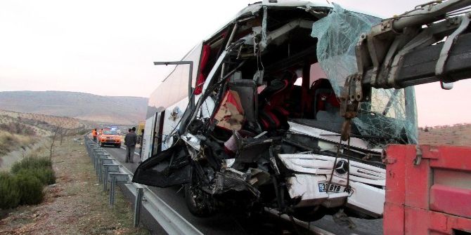 Yolcu Otobüsü Tıra Çarptı: 8 Yaralı
