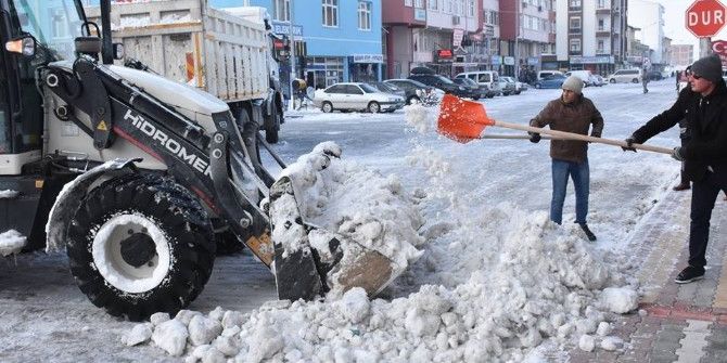 Eskil’de Belediyenin Karla Mücadelesi Sürüyor