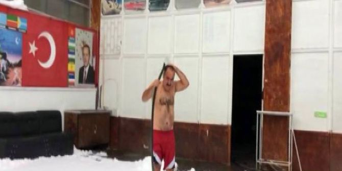 10 Dereceye Aldırış Etmeden Yarı Çıplak Yıkandı