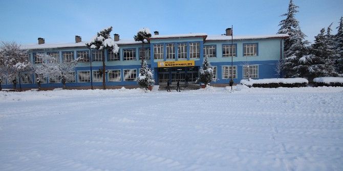 Beyşehir Belediyesi Okul Bahçelerini Kardan Temizledi