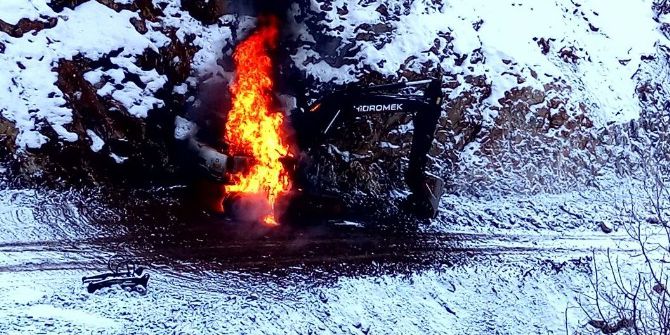 Hakkari’de Bir İş Makinesi Ateşe Verildi