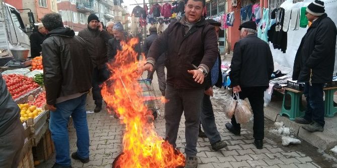 Hisarcık’ta Pazarcılar Ateş Yakarak Isındı