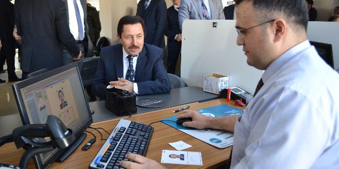 Vali, Yeni Kimlik Kartı İçin Başvuru Yaptı