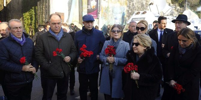 Ortaköy’deki Terör Saldırısında Hayatını Kaybeden Karanfillerle Anıldı