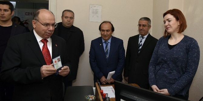 Çip’li Kimlik İçin İlk Başvuru Vali Çiçek’ten