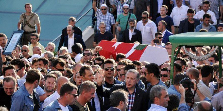 Cumhurbaşkanı Erdoğan Reklamcı Erol Olçak’ın Cenazesinde Gözyaşlarına Boğuldu