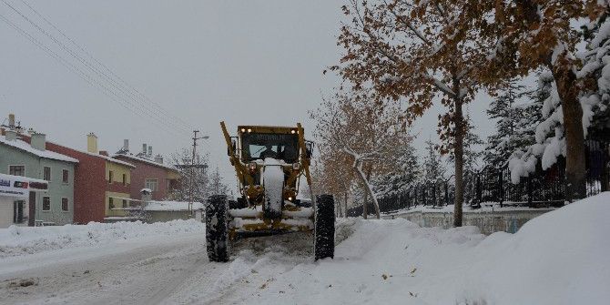 Meram’da 6 Bin 300 Sokakta Kar Temizleme Çalışması Yapılıyor