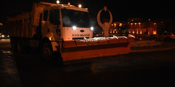 Buzlu Yollar Tuzlanıyor