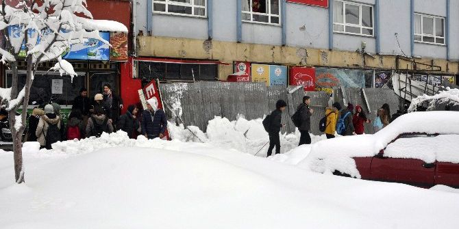 İş Yerlerinin Önündeki Tente Kardan Çöktü