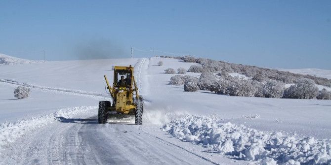 Köy Yollarında Karla Mücadele Devam Ediyor