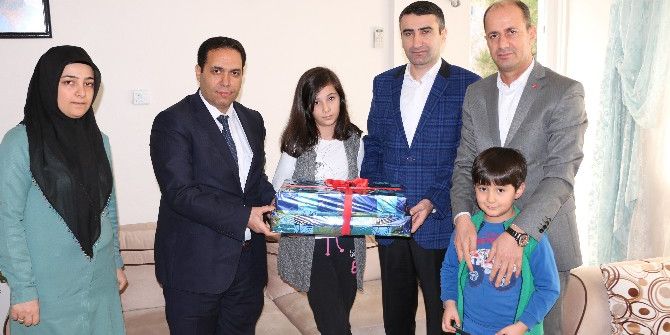 Şehit Çocuklarına Bilgisayar Hediye Edildi