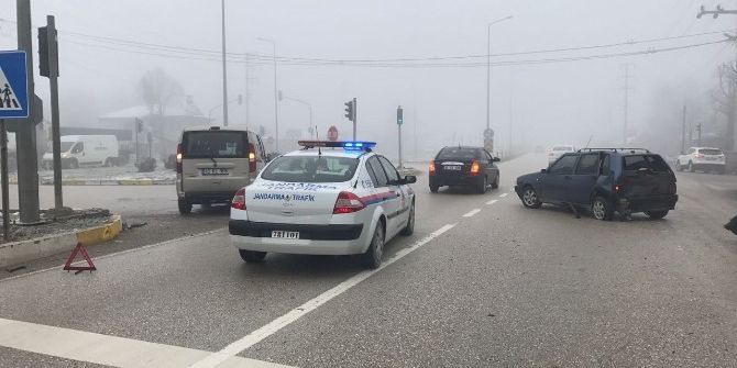 Işıklarda Bekleyen Araca Arkadan Çarptı