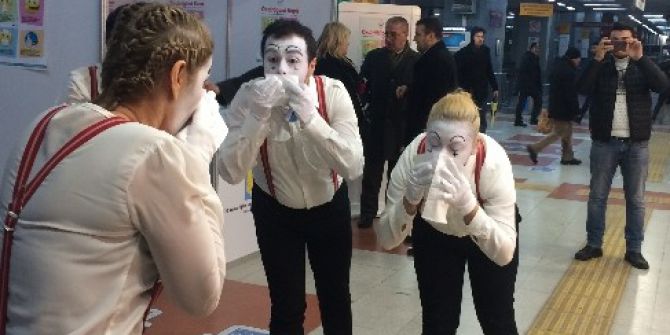 Metro’da Bulaşıcı Hastalıklara Karşı Pandomimle Uyarı
