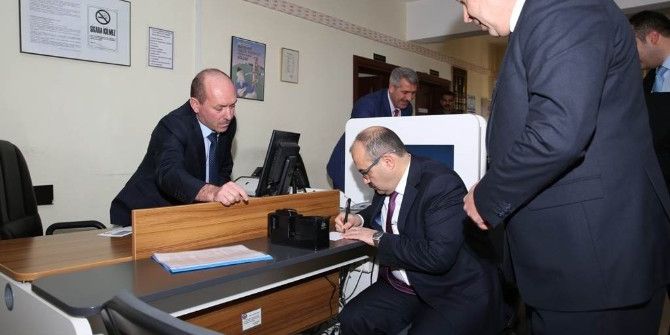 İlk Kimlik Kartı Başvurusunu Vali İsmail Ustaoğlu Yaptı