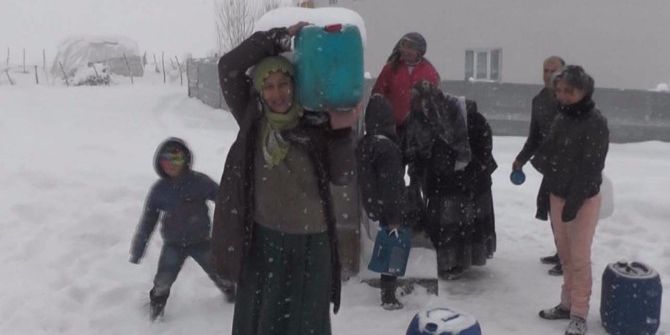Köyde Sular Dondu, İş Kadınlara Düştü