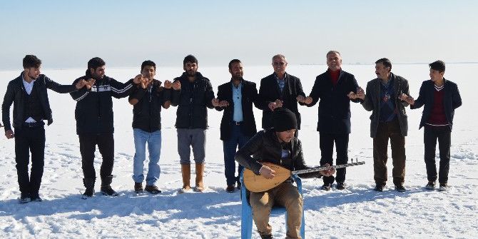 Donan Göl Gençlerin Eğlence Alanı Oldu