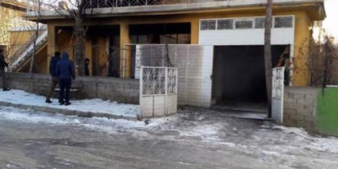 2 Katlı Ahşap Evin Küle Döndüğü Yangında Felçli Ev Sahibi Hayatını Kaybetti
