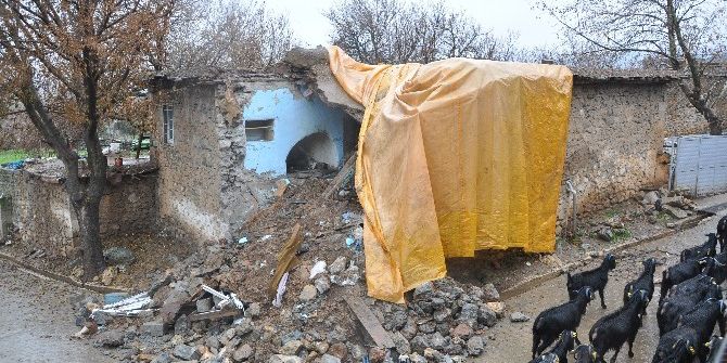 Aşırı Yağış Yaşlı Çiftin Evini Yıktı