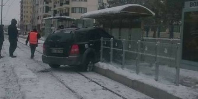 Jip Tramvay Durağına Daldı: 1 Yaralı