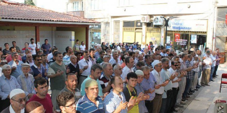 Şehitler İçin Gıyabi Cenaze Namazı Kılındı