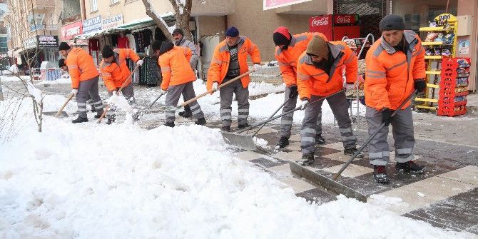 Aksaray Belediyesi, Karla Mücadelede Gece Gündüz Çalışıyor