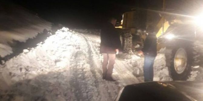 Kar Ve Tipiden Kapanan Yollar Kırsal Hizmetler Daire Başkanlığı Ekiplerince Açılıyor