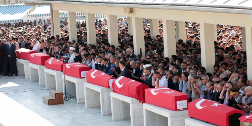 Demokrasi Şehitlerini On Binler Uğurladı