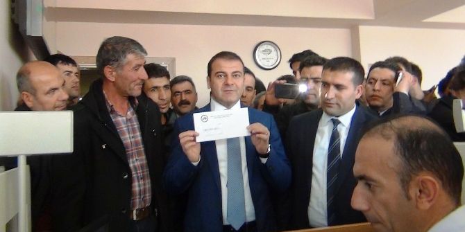 Erciş’te İlk Çipli Nüfus Cüzdanı Kaymakam Yaşar’a Verildi