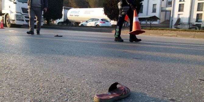 Yolun Karşısına Geçmeye Çalışan Kadına Kamyon Çarptı