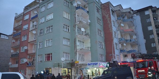 Şizofreni Hastası Adam Ailesini Silahla Rehin Aldı