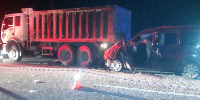 Araç Park Halindeki Kamyona Çarptı: 3 Ölü, 1 Yaralı
