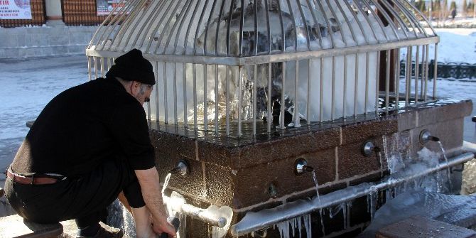 Erzurum’da Şadırvanlar Buz Tuttu