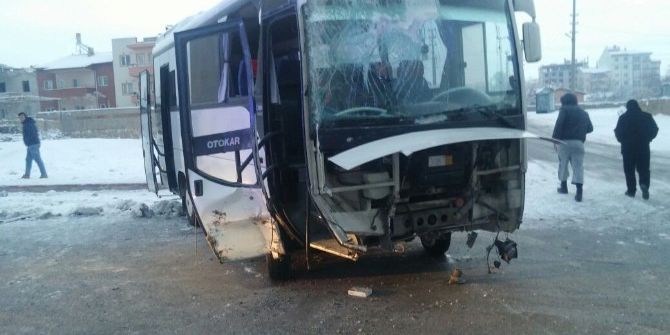 Okul Servisi Kaza Yaptı: 11 Yaralı