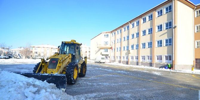 Pursaklar’da Tonlarca Kar Nakli Yapıldı