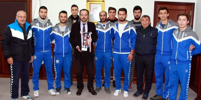 Adü’nün Şampiyon Voleybolcuları Kupayı Rektör Bircan’a Hediye Etti