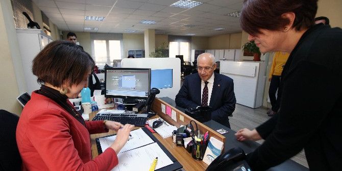 Başkan Yaşar, Yeni Kimlik Kartı İçin Başvuru Yaptı