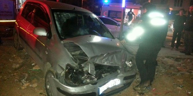 İki Otomobil Çarpıştı: 2 Yaralı