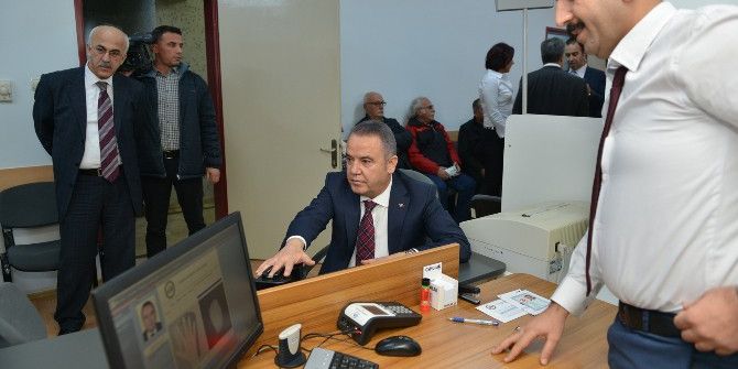 Başkan Böcek, Yeni Çipli Kart İçin Başvuru Yaptı