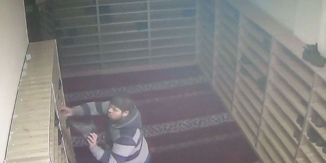 Hastalık Kapmamak İçin Koklamış