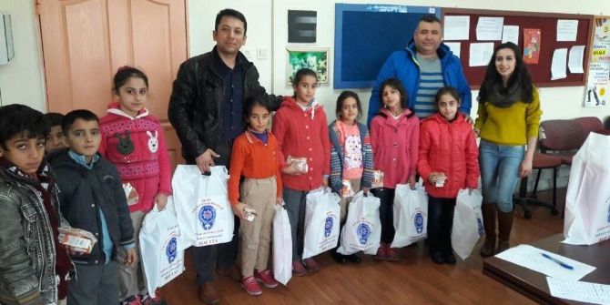 Polisten Öğrencilere Ayakkabı