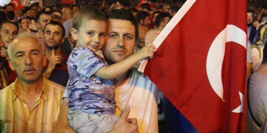 Rizeliler, ’Demokrasi Nöbeti’ İçin Meydanda