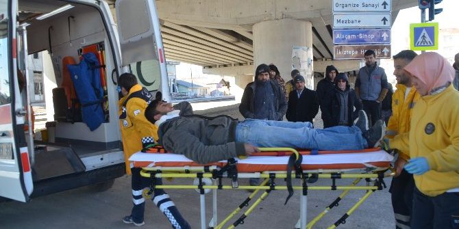 Otomobil İle Kamyonet Çarpıştı: 3 Yaralı