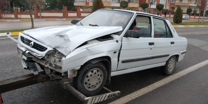 Ters Şeride Giren Otomobil Kaldırımdaki Yayaya Çarptı