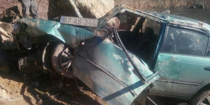 Otomobil Şarampole Yuvarlandı: 2 Yaralı